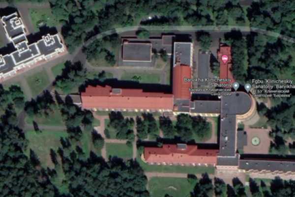 Contemporary color satellite photo of Barvikha Sanitorium. Shown here are an assortment of red- and gray-roofed buildings, with manicured lawns and footpaths enveloped by evergreen trees.